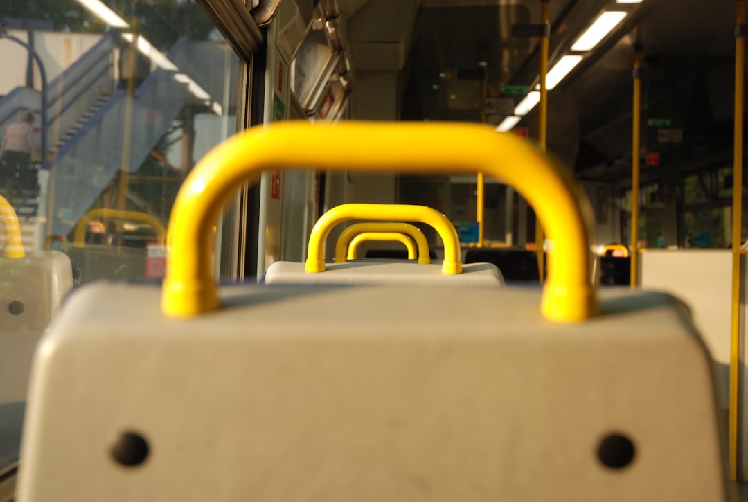 Zorgvuldig vervoer en ondersteuning voor mensen in bewaring